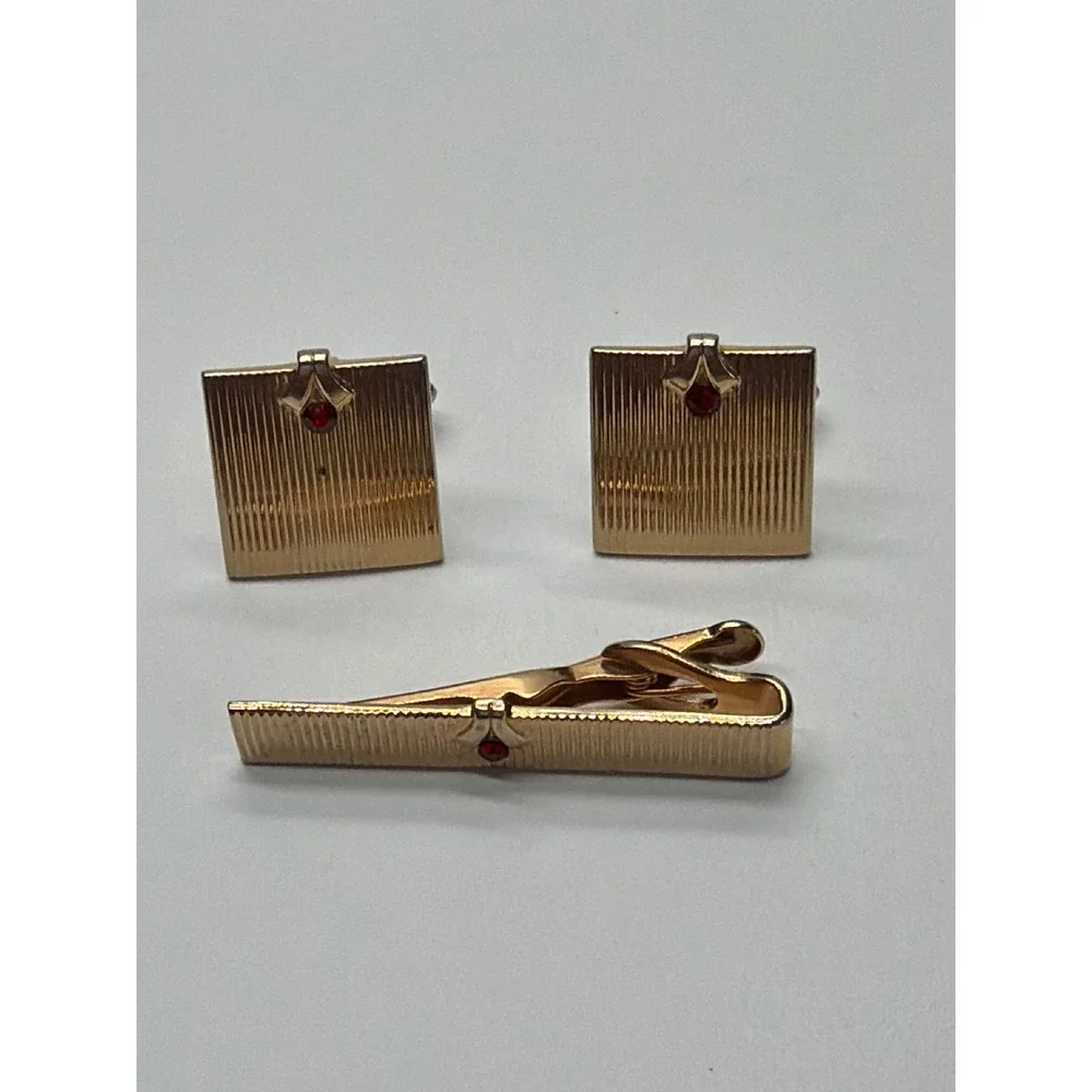 Swank Vintage Mens Gold Tone Ribbed Red Rhinestone Cufflinks and‎ Tie Clip Set